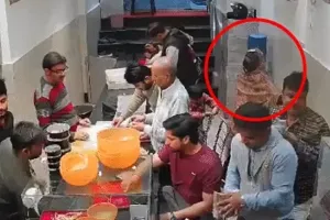 लखनऊ: बुर्के में महिला चोर… पहले बातों में फंसाया, फिर गहनों से भरा डिब्बा उड़ाया, सीसीटीवी में कैद हुई घटना