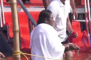 महाकुंभ: राष्ट्रपति मुर्मू ने त्रिवेणी संगम में आस्था की पवित्र डुबकी लगाकर की पूजा-अर्चना