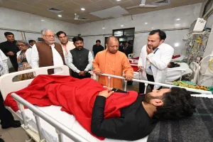 महाकुंभ भगदड़ में घायल श्रद्धालुओं से मिले सीएम योगी, कहा- घबराना मत, सब ठीक हो जाएगा