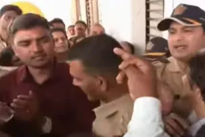 न्यू इंडिया को-ऑपरेटिव बैंक पर RBI ने लगाया प्रतिबंध, ब्रांच के बाहर ग्राहकों की लगी भारी भीड़