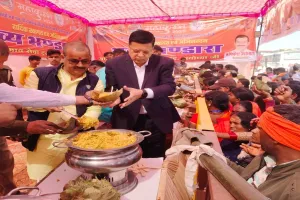 महाकुंभ से अयोध्या पहुंचे श्रद्धालुओं को पूर्व महापौर ऋषिकेश ने परोसा भोजन, कहा- सेवा सत्कार ही श्रेष्ठ भारत की असल पूंजी