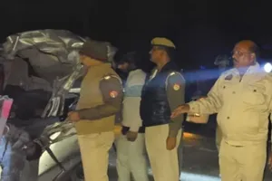 Basti News: बस्ती में ट्रैक्टर ट्राली की टक्कर से उड़े कार के परखच्चे, चार लोगों की दर्दनाक मौत