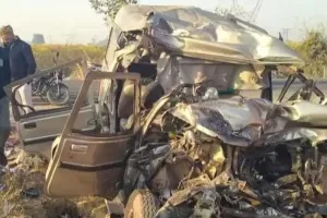 प्रयागराज-मीरजापुर हाईवे पर बस से टकराई महाकुंभ जा रहे श्रद्धालुओं की बोलेरो, 10 लोगों की मौत, 19 घायल