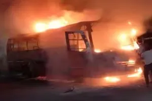 लखनऊ-आगरा एक्सप्रेस-वे पर धूं-धूं कर जलने लगी महाकुंभ से आ रहे श्रद्धालुओं की बस, एक की मौत