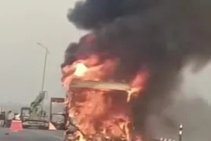 Purvanchal Expressway: पूर्वांचल एक्सप्रेसवे पर ट्रक से टकराकर आग का गोला बनी बस, आठ लोग घायल