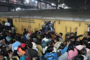 नई रेलवे दिल्ली स्टेशन पर भगदड़, 18 लोगों की मौत, कुली ने कहा- हाथगाड़ी पर ढोए शव, पहले कभी नहीं देखी इतनी भीड़