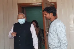 PM मोदी के छोटे भाई प्रह्लाद पहुंचे अयोध्या, हनुमानगढ़ी और रामलला का किया दर्शन-पूजन, कहा- यहां युवाओं के लिए रोजगार का बड़ा अवसर