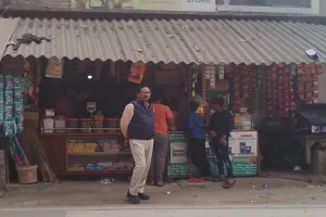 अयोध्या: तारुन में खाद्य विभाग की छापेमारी से व्यापारियों में हड़कंप, दुकान बंद कर भागे संचलाक