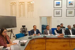 Gonda News: डीएम ने की सीएम डैशबोर्ड की समीक्षा, खराब प्रगति पर रोका एक्सईएएन का वेतन