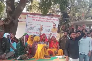 सपा के बागी विधायक मनोज पांडेय पर लगा जमीन हड़पने का आरोप, धरने पर बैठा दलित समाज, समर्थन में पहुंचीं जिला पंचायत अध्यक्ष, देखें वीडियो