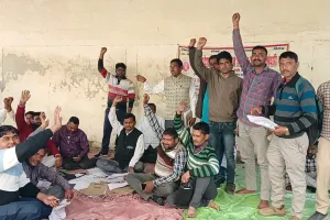 बहराइच: मृत संविदा कर्मियों के आश्रितों को मिले सहायता राशि, कर्मचारी संघ ने मांगों को लेकर दिया धरना 