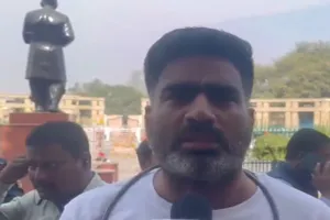 यूपी विधानसभा के बाहर सपा विधायक अतुल प्रधान का अनोखा प्रदर्शन, खुद को जंजीरों में जकड़ा, जानिए क्या बोले शिवपाल