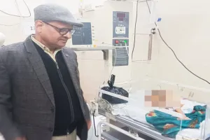 बहराइच में इंसानियत शर्मसार: नवजात बच्ची को मां ने ठुकराया, पुलिस चौकी के निकट फेंका, पुलिसकर्मियों ने अस्पताल में कराया भर्ती