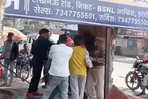 हरदोई में दबंगों का आतंक: पुलिस चौके के पास ई-रिक्शा चालक को पीटा, वसूली न देने पर हुआ विवाद, देखें वीडियो