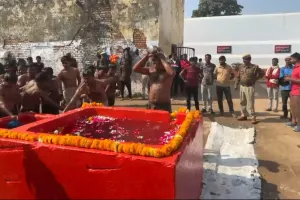 बहराइच: जेल में कैदियों ने महाकुंभ के गंगा जल से किया अमृत स्नान, देखें वीडियो