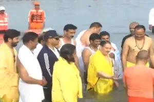 महाकुंभ: जेपी नड्डा ने संगम में लगाई पवित्र डुबकी, सूर्यदेव को दिया अर्घ्य, सीएम योगी ने भी किया स्नान