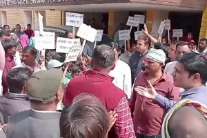 Pratapgarh: छात्रा से अश्लील हरकत के आरोप में निलंबित शिक्षक के समर्थन में उतरे छात्र, बहाली के लिए किया प्रदर्शन  