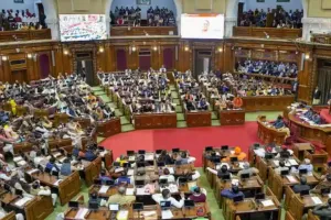 यूपी बजट सत्र: उप मुख्यमंत्री ब्रजेश पाठक के बयान पर हंगामा, धरने पर बैठे सपा विधायक
