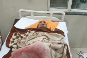 बहराइच: बाइक सवार पिता-पुत्र पर पलटी बालू लदी ट्रॉली, पुलिस ने जेसीबी से निकलवाया बाहर 