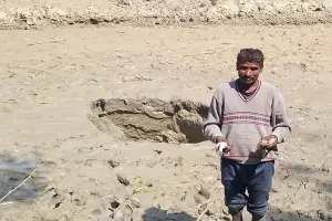 अयोध्या: रहस्यमय ढंग से तालाब में हुआ 10 फिट गहरा गड्डा, लाखों की मछलियां हुईं समाहित, जानिए क्या बोले ग्रामीण 