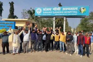 अमेठी: संजय गांधी अस्पताल में ऑपरेशन के दौरान बुजुर्ग की मौत, डॉक्टर पर नशे में ऑपरेशन करने का आरोप, परिजनों ने किया हंगामा