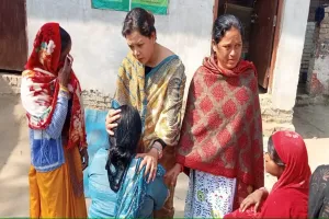 सहनवां कांड: पीड़िता के घर पर माननीयों का तांता, भाजपा, सपा और बसपा के नेता पहुंच रहे गांव, बंधा रहे ढांढस