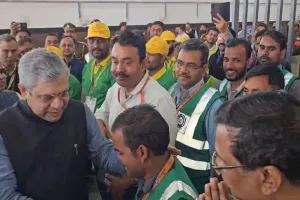 रेल कर्मियों का अभिनंदन करने प्रयागराज पहुंचे रेल मंत्री, कहा- महाकुंभ के दौरान 16,000 से अधिक ट्रेनों का हुआ संचालन