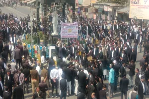 Gonda: गोंडा में सड़क पर उतरे अधिवक्ता, नारेबाजी कर जाम की सड़क, प्रस्तावित बिल को वापस लेने की मांग