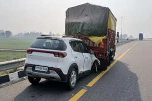 सुलतानपुर: पूर्वांचल एक्सप्रेसवे पर फिर हादसा, खड़ी डीसीएम में घुसी कार, पांच की हालत गंभीर, रेफर