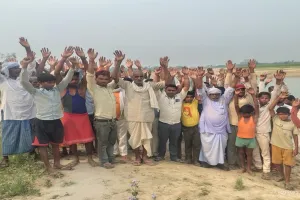 बहराइच: ग्रामीणों ने प्रशासन से गांव को बचाने की लगाई गुहार, कहा- नहीं उठाए गए ठोस कदम तो हो जाएंगे तबाह