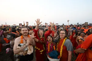 महाकुंभ में सनातन संस्कृति के रंग में रंगे विदेशी श्रद्धालु, संगम में लगाई पवित्र डुबकी, कहा- यह एक अद्भुत अनुभव है