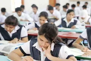 UP Board Exam 2025: मूल्यांकन केंद्रों में चेक हो रही बोर्ड की कॉपियां, जल्द जारी होगा रिजल्ट