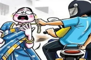 लखीमपुर खीरी: कुंडल के लिए उचक्के ने महिला के कान पर मारा झपट्टा, पब्लिक ने दबोच कर पुलिस को सौंपा 