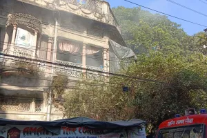 कानपुर के चमनगंज में एक जर्जर बिल्डिंग में लगी आग: 10 परिवार में मची अफरा-तफरी, दमकल व पुलिस ने सभी को निकाला बाहर