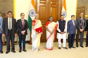 सीतारमण ने राष्ट्रपति द्रौपदी मुर्मू को सौंपी बजट की प्रति, वित्त राज्य मंत्री पंकज चौधरी रहे मौजूद