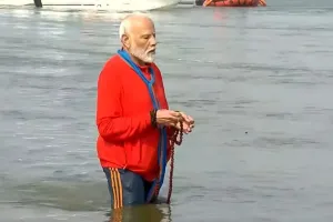 Mahakumbh 2025: PM मोदी ने त्रिवेणी संगम में लगाई आस्था की डुबकी, मंत्रोच्चार के बीच किया स्नान-ध्यान