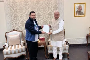 राज्यपाल से मिले तेजस्वी, प्रदेश की विधि व्यवस्था को लेकर सौंपा ज्ञापन 