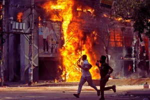 बांग्लादेश में अवामी लीग के नेताओं के घरों पर हमले, तोड़फोड़ और आगजनी 