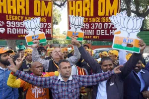 दिल्ली विधानसभा मतगणना के रूझानों से आप कार्यालय के बाहर उत्साह फीका, BJP कार्यालय में खुशी की लहर