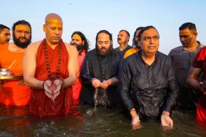 Mahakumbh 2025: उद्योगपति मुकेश अंबानी ने परिवार संग त्रिवेणी संगम में लगाई डुबकी