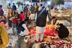 अयोध्या: मस्जिदों और घरों में हुई रात भर इबादत, बुजुर्गों की कब्रों पर पढ़ा फातेहा  