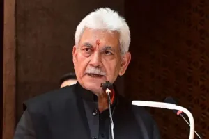 जम्मू-कश्मीर: उपराज्यपाल मनोज सिन्हा का बड़ा एक्शन, आतंकियों से संबंध रखने के आरोपी पुलिसकर्मी समेत तीन सरकारी कर्मचारी बर्खास्त