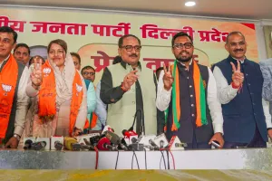 AAP के तीन पार्षद BJP में शामिल, महापौर चुनाव में पार्टी के जीतने की संभावना बढ़ी 