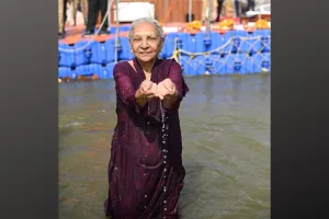 राज्यपाल आनंदीबेन पटेल ने संगम में लगाई डुबकी, महाकुंभ को बताया दिव्य अनुभव 