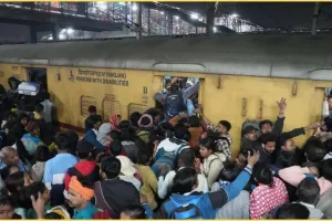 Delhi Railway Station Stampede: भगदड़ के बाद नई दिल्ली रेलवे स्टेशन पर प्लेटफॉर्म टिकटों की काउंटर से बिक्री बंद, जानें वजह