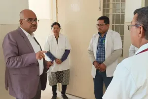 कानपुर के नर्वल में DM ने CHC का किया निरीक्षण: फार्मासिस्ट कर रही थी बच्चे का इलाज, चार में दो डॉक्टर मिले