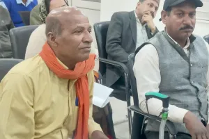 चार साल से सरकारी दफ्तरों के लगा रहे थे चक्कर, कानपुर DM ने 1 घंटे में कराया निस्तारित, दिव्यांग बोले- डूडा ने सामान्य वर्ग में किया शामिल