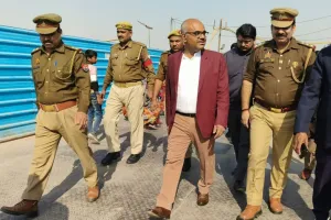 New Delhi स्टेशन पर हादसे के बाद रेलवे स्टेशनों में हाई अलर्ट घोषित: कानपुर सेंट्रल में DM ने किया निरीक्षण, यात्रियों से बातचीत कर...