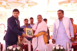 संभल : बदला चलन, बुके नहीं अतिथियों को भेंट की जाती हैं पुस्तकें...DM  राजेन्द्र पैंसिया ने शुरु की अनूठी पहल
