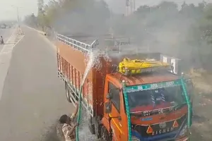 फतेहपुर में बैट्री से लदे ट्रक में लगी आग: ड्राइवर ने रोकी गाड़ी, दिल्ली से उड़ीसा जा रहा था...